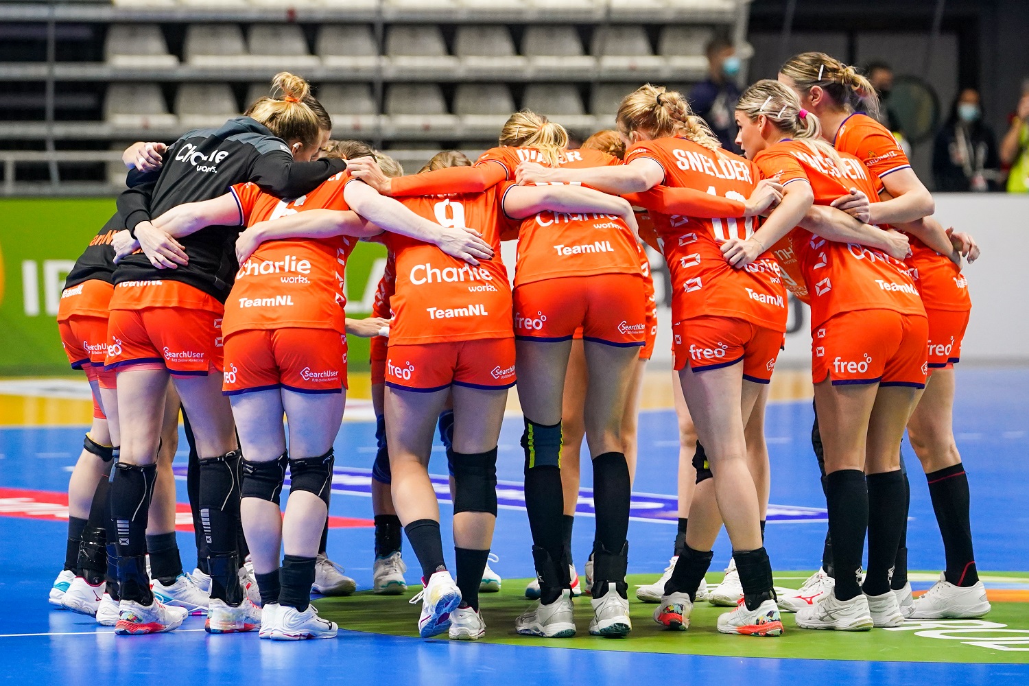 TORREVIEJA, SPAIN - DECEMBER 9: Team Of The Netherlands With Tess Wester Of Netherlands During The 25th IHF Women's World Championship Match Between Netherlands And Romania At Palacio De Deportes De Torrevieja On December 9, 2021 In Torrevieja, Spain (Photo By Henk Seppen/Orange Pictures) House Of Sports