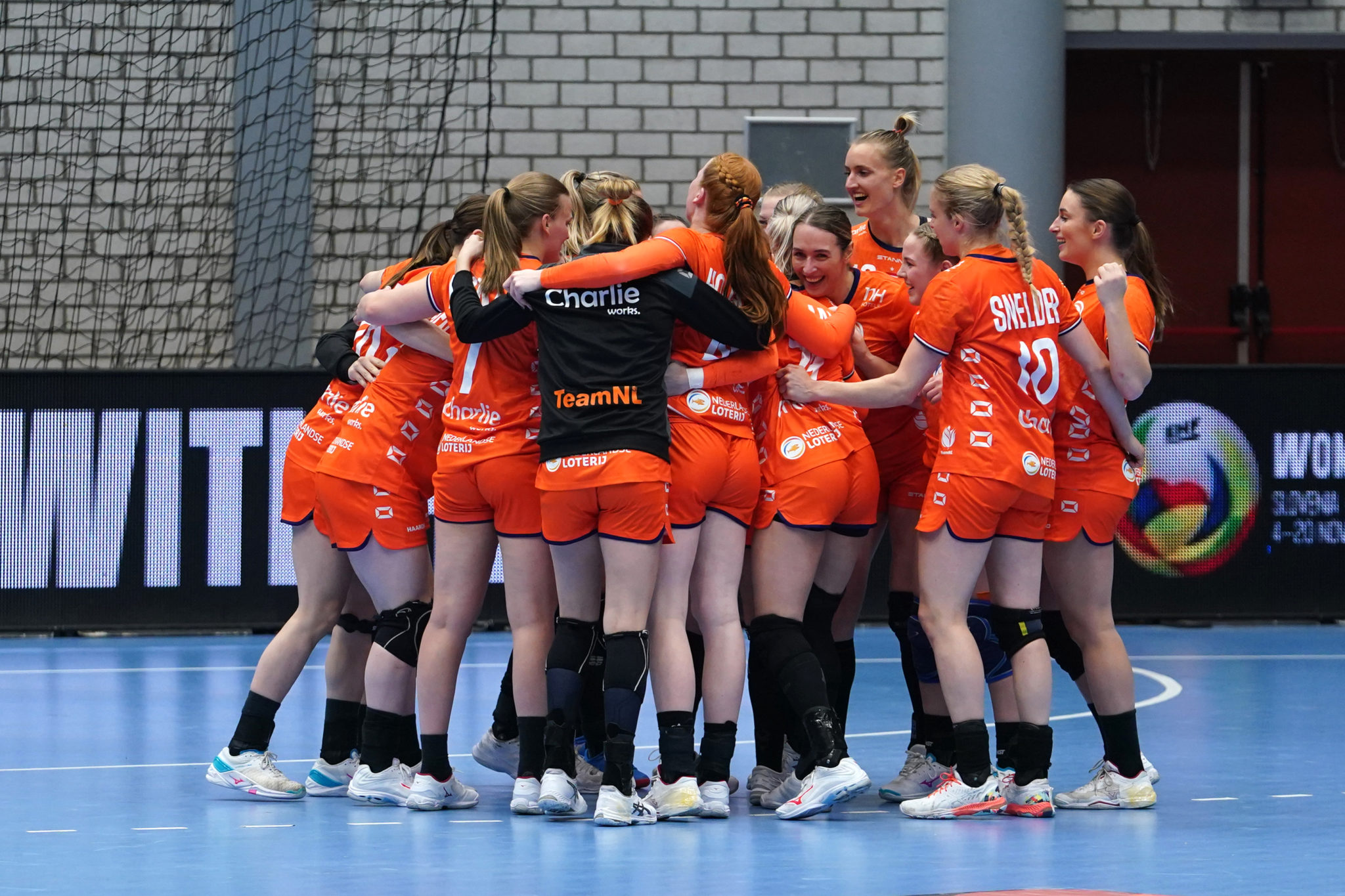 5-3-2022 HANDBAL:NEDERLAND-DUITSLAND:ROTTERDAM
The Dutch Celebrates The Victory During The European Qualification Match Between The Netherlands And Germany At Topsportcentrum On March 5, 2022 In Rotterdam, The Netherlands (Photo By Henk Seppen)
