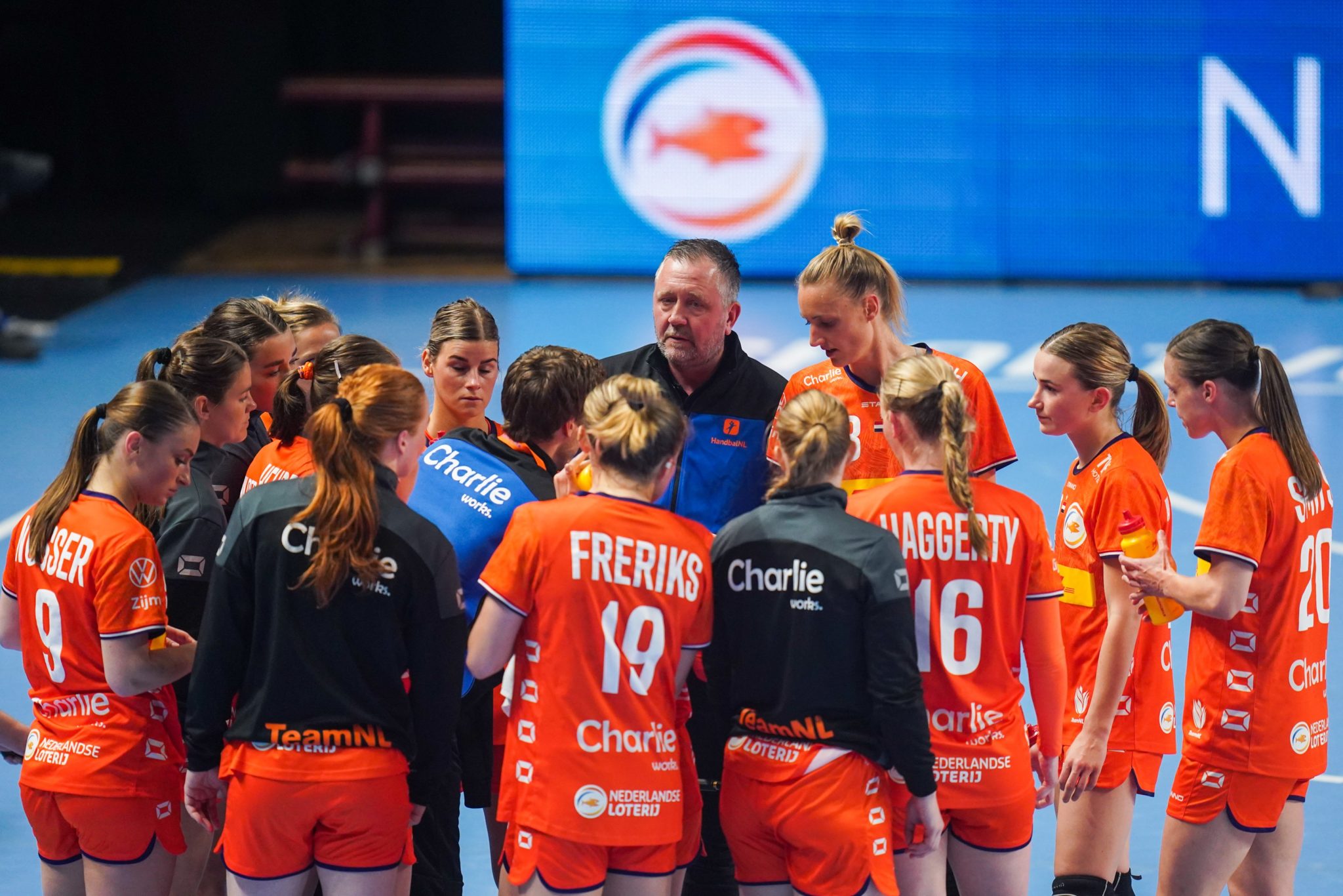 23-04-2022 HANDBAL:NEDERLAND-DUITSLAND:ALMERE
 Laura Van Der Heijden Of The Netherlands, Larissa Nusser Of The Netherlands, Bo Van Wetering Of The Netherlands, Tamara Haggerty Of The Netherlands, Kelly Dulfer Of The Netherlands, Merel Freriks Of The Netherlands, Inger Smits Of The Netherlands, Angela Malestein Of The Netherlands, Nikita Van Der Vliet Of The Netherlands, Kim Molenaar Of The Netherlands, Kelly Vollebregt Of The Netherlands, Tess Wester Of The Netherlands, Yara Ten Holte Of The Netherlands, Tessa Van Zijl Of The Netherlands, Harma Van Kreij Of The Netherlands, Dione Housheer Of The Netherlands And Coach Per Johansson Of The Netherlands During The EHF EURO 2022 Qualifiers Phase 2 Match Between Netherlands And Germany At The Topsportcentrum Almere On April 23, 2022 In Almere, Netherlands (Photo By Henk Seppen)
*** Local Caption *** Laura Van Der Heijden, Larissa Nusser, Bo Van Wetering, Tamara Haggerty, Kelly Dulfer, Inger Smits, Angela Malestein, Nikita Van Der Vliet, Kim Molenaar, Nn31/, Tess Wester, Yara Ten Holte, Tessa Van Zijl, Harma Van Kreij, Dione Housheer, Per Johansson