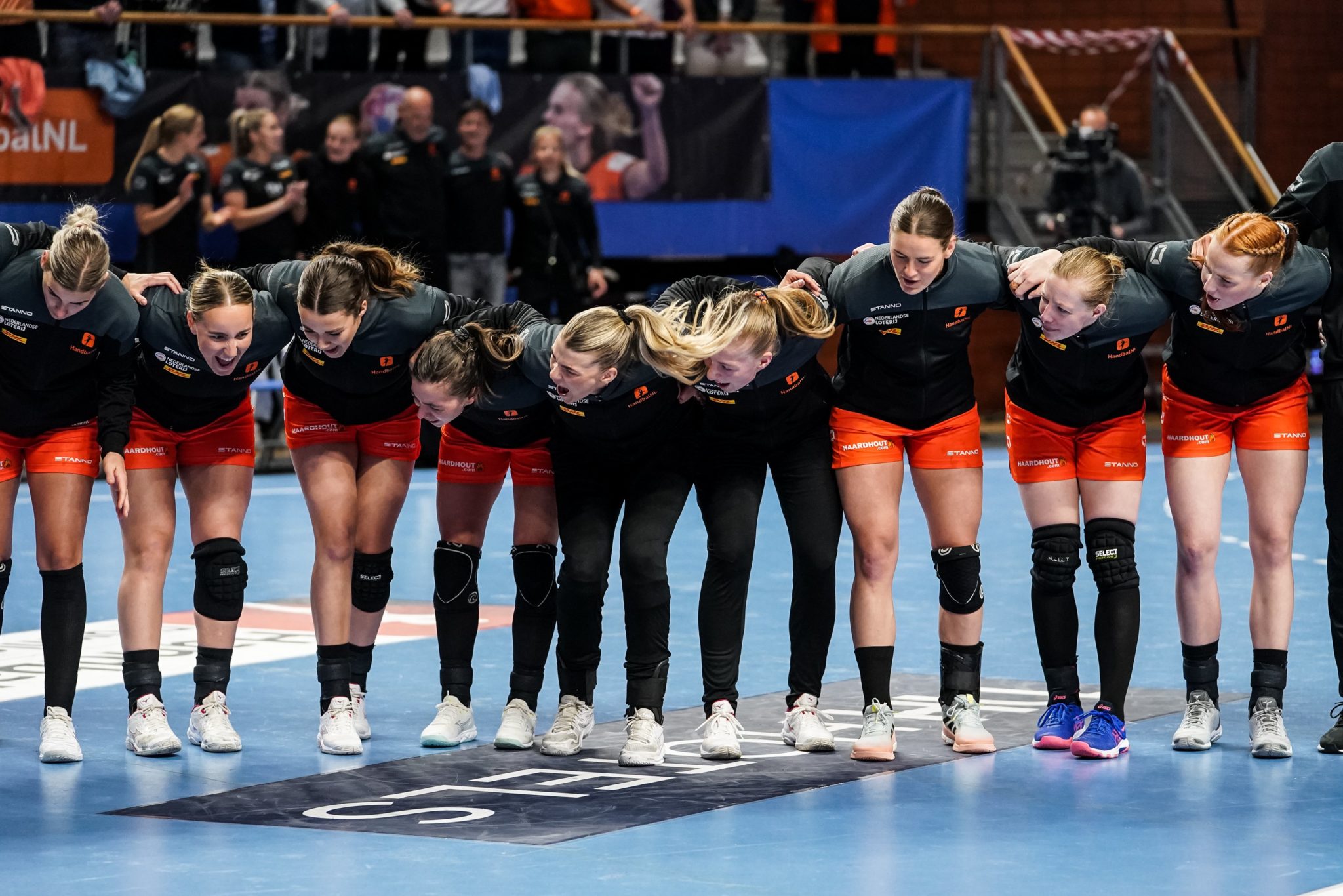 24-04-2022 HANDBAL:NEDERLAND-GRIEKENLAND:ALMERE
Tess Wester Of The Netherlands Lines Up With Her Team Mates During The EHF EURO 2022 Qualifiers Phase 2 Match Between Netherlands And Greece At Topsportcentrum Almere On April 24, 2022 In Almere, Netherlands (Photo By Henk Seppen)