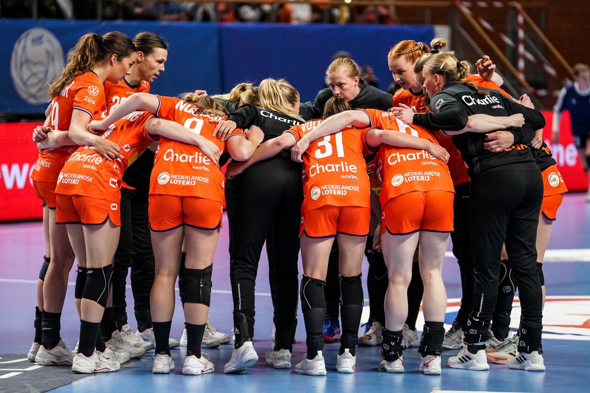 24-04-2022 HANDBAL:NEDERLAND-GRIEKENLAND:ALMERE
Tess Wester Of The Netherlands Forms A Huddle With Her Team Mates Prior To The EHF EURO 2022 Qualifiers Phase 2 Match Between Netherlands And Greece At Topsportcentrum Almere On April 24, 2022 In Almere, Netherlands (Photo By Henk Seppen)