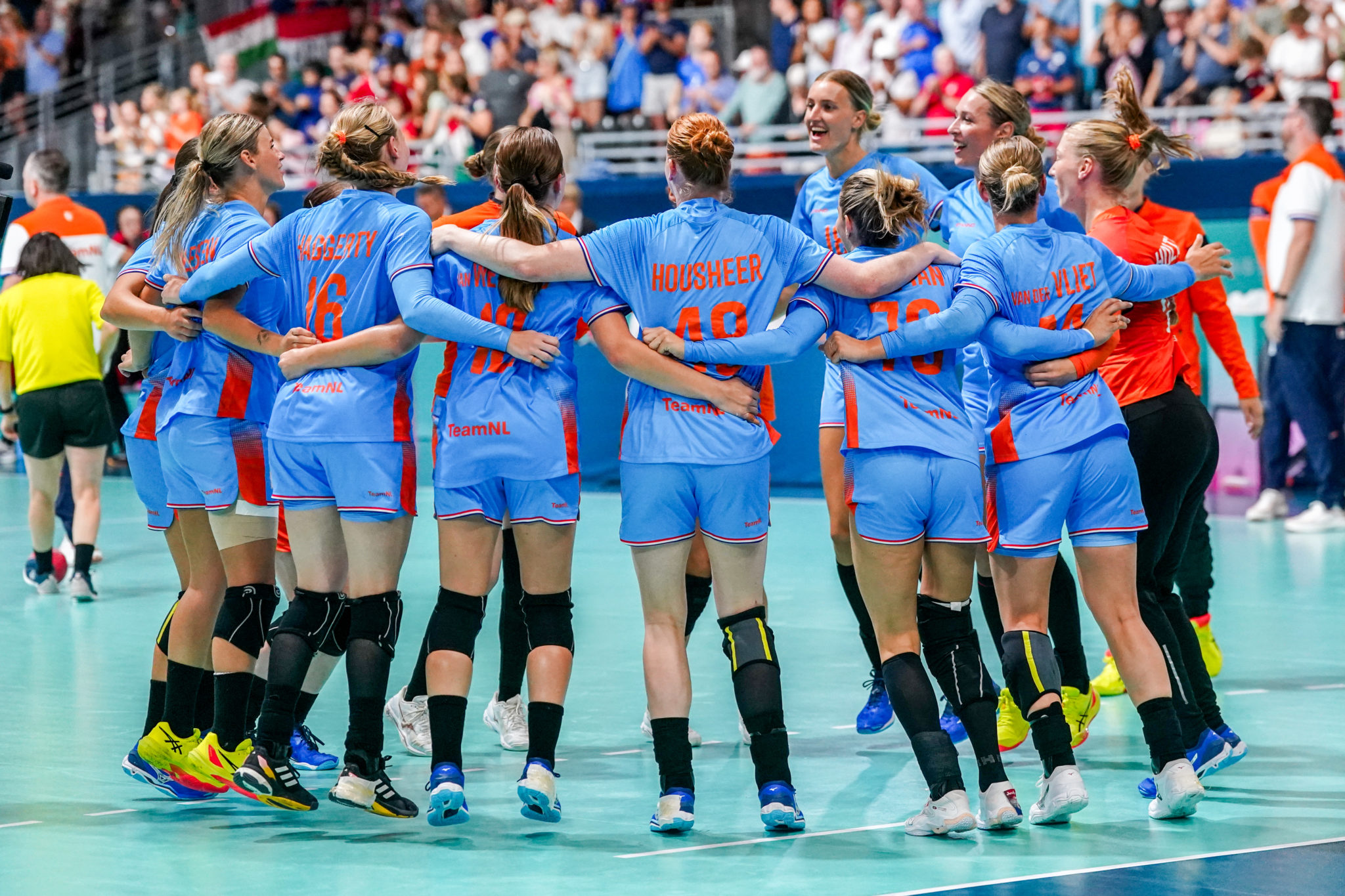 PARIS, FRANCE - AUGUST 3: Team Netherlands Celebrating And Cheering (Rinka Duijndam, Yara Ten Holte, Laura Van Der Heijden, Lois Abbingh, Larissa Nusser, Bo Van Wetering, Judith Van Der Helm, Tamara Haggerty, Kim Molenaar, Kelly Dulfer, Angela Malenstein, Nikita Van Der Vliet, Dione Housheer, Estavana Polman) After During The Handball - Olympic Games Paris 2024 Match Between Netherlands And Hungary On Day 8 At South Paris Arena On August 3, 2024 In Paris, France. (Photo By Henk Seppen/Orange Pictures)